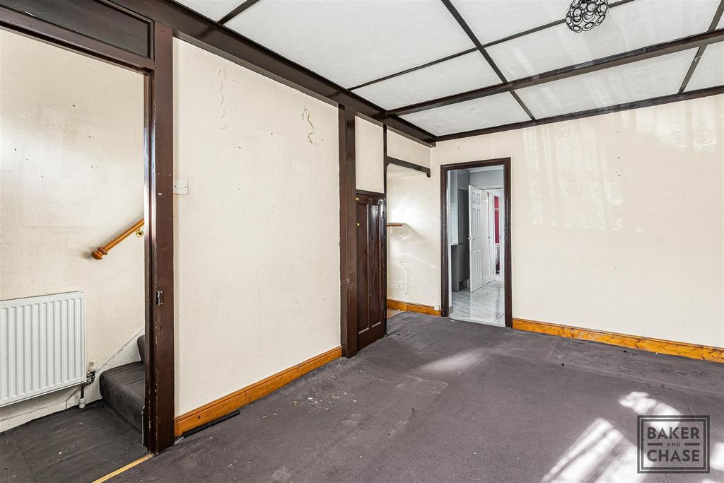 Property photo 3 of 22 Lounge