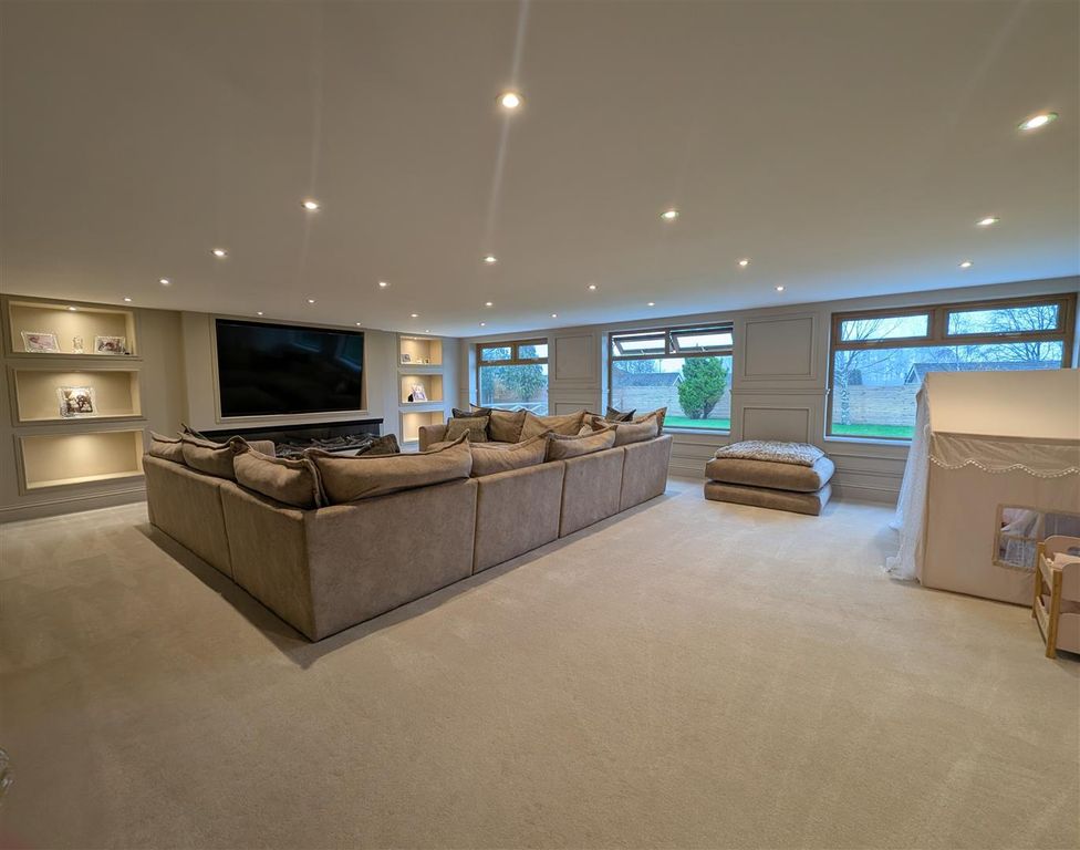 Property photo 2 of 36 Lounge