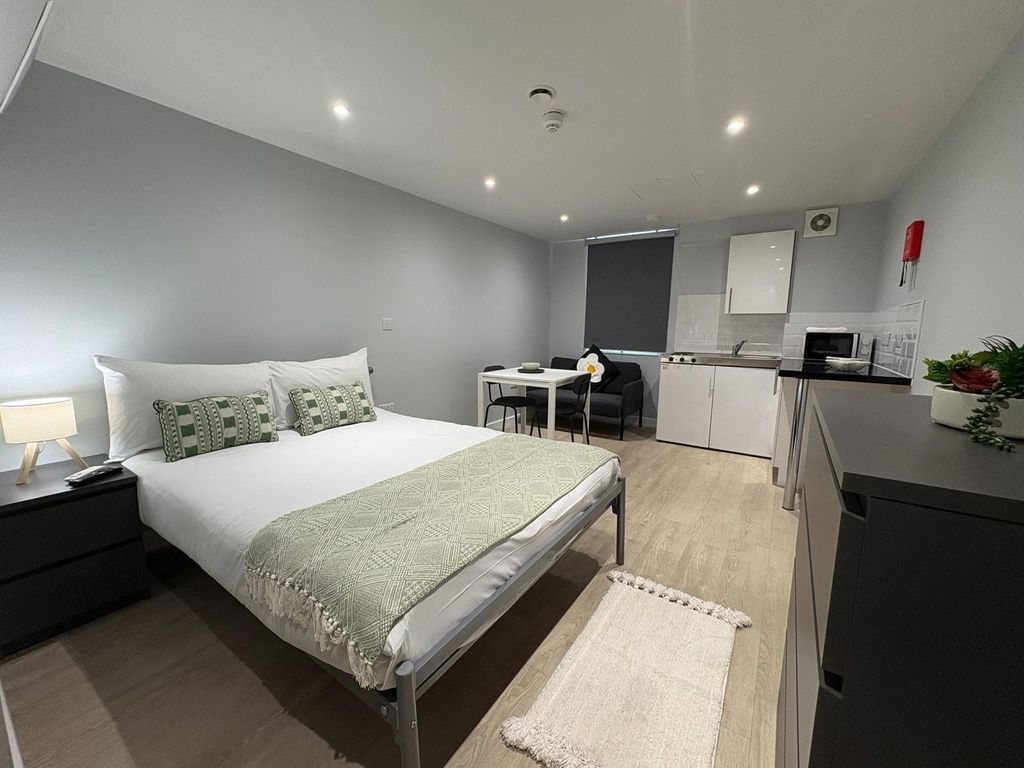 Property photo 3 of 16 Bright, Modern Studio With A Neatly Made Double Be...