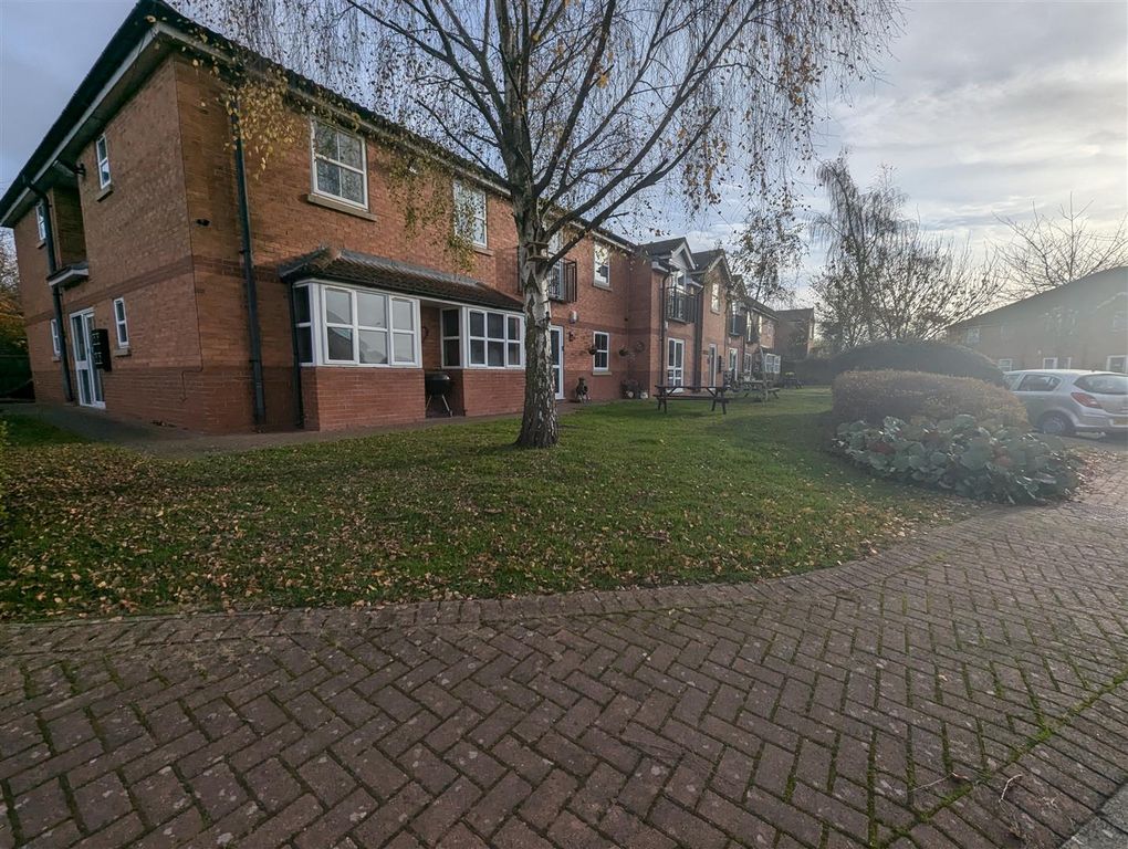 Property photo 3 of 8 Externally