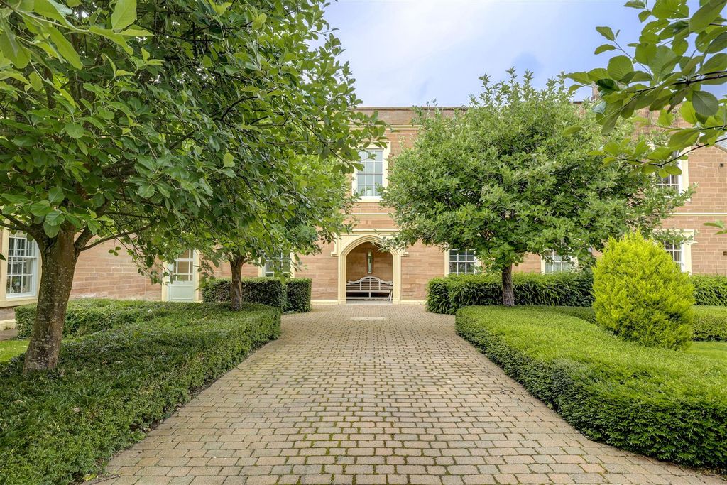 Property photo 1 of 17 Chapel Brow