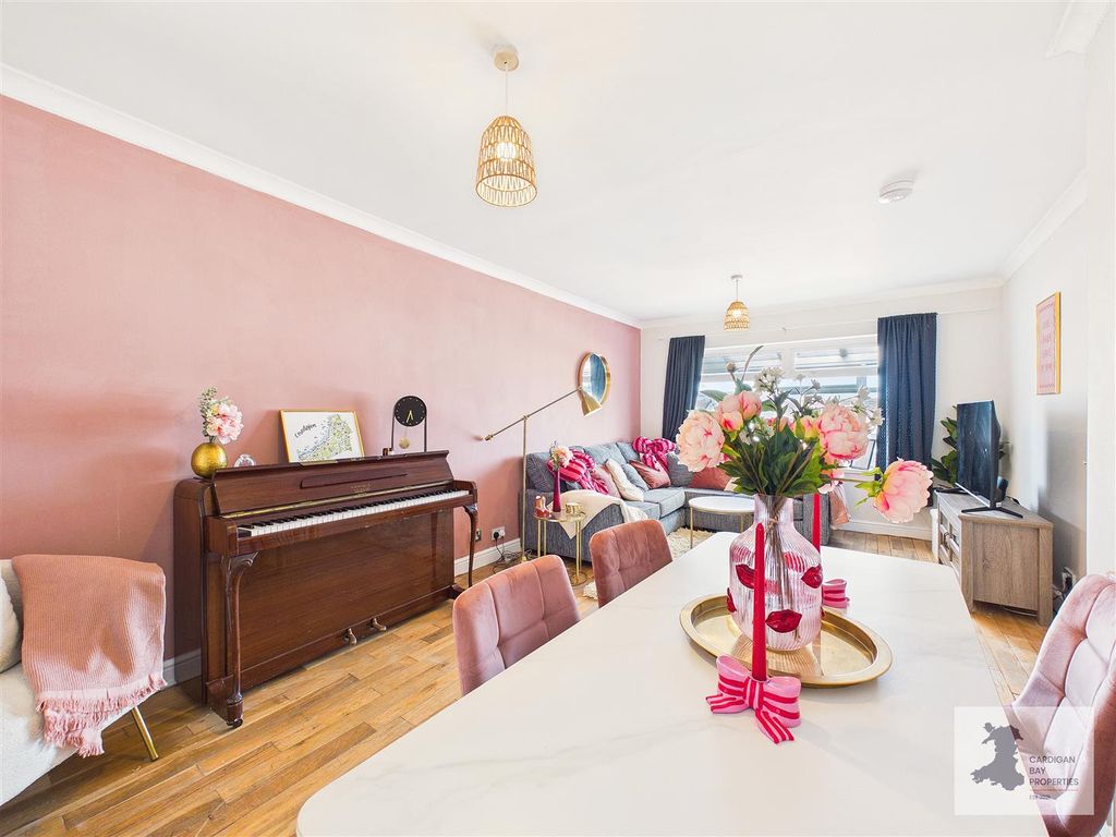 Property photo 2 of 36 Diner/Lounge