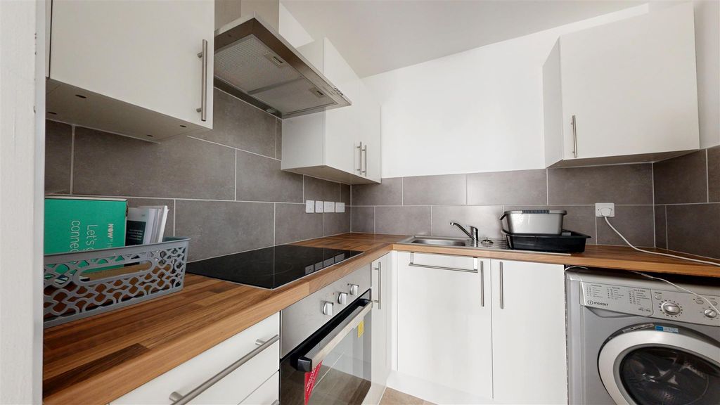 Property photo 3 of 10 Flat-2-60A-Saint-Thomas-Street-05292026_125336.Jpg