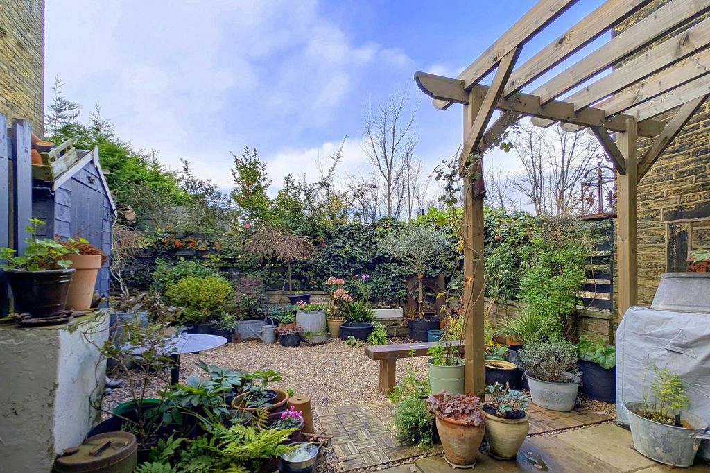 Property photo 3 of 20 Crowtrees Lane Ewemove