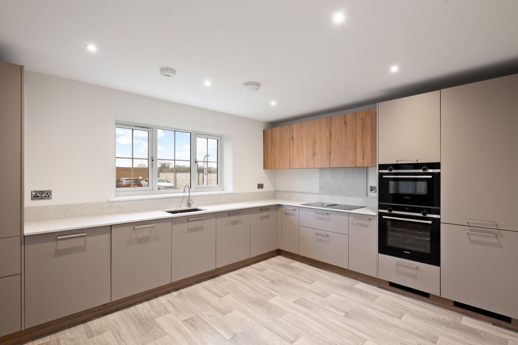 Property photo 3 of 18 4886346