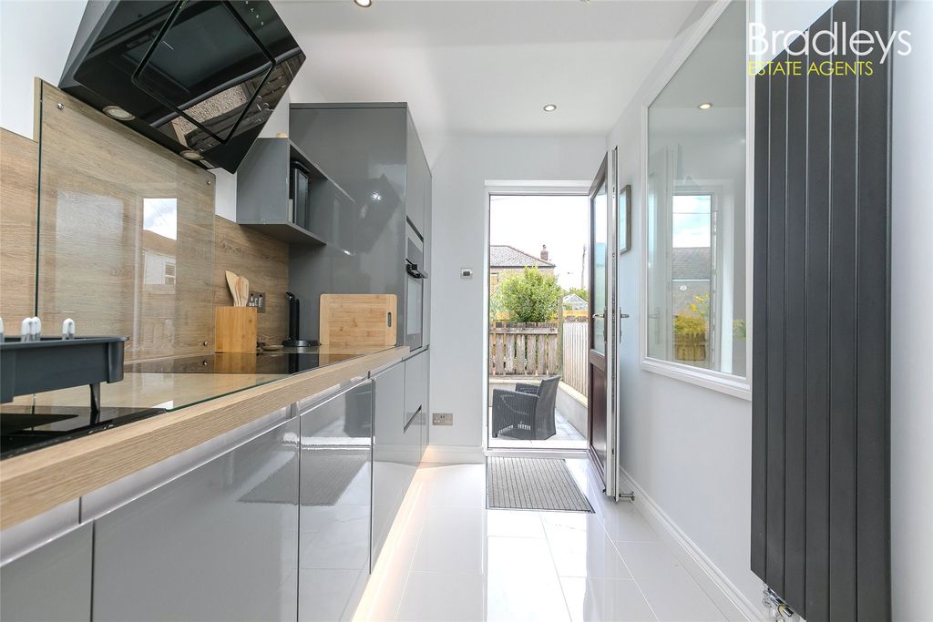 Property photo 2 of 14 Picture No. 28
