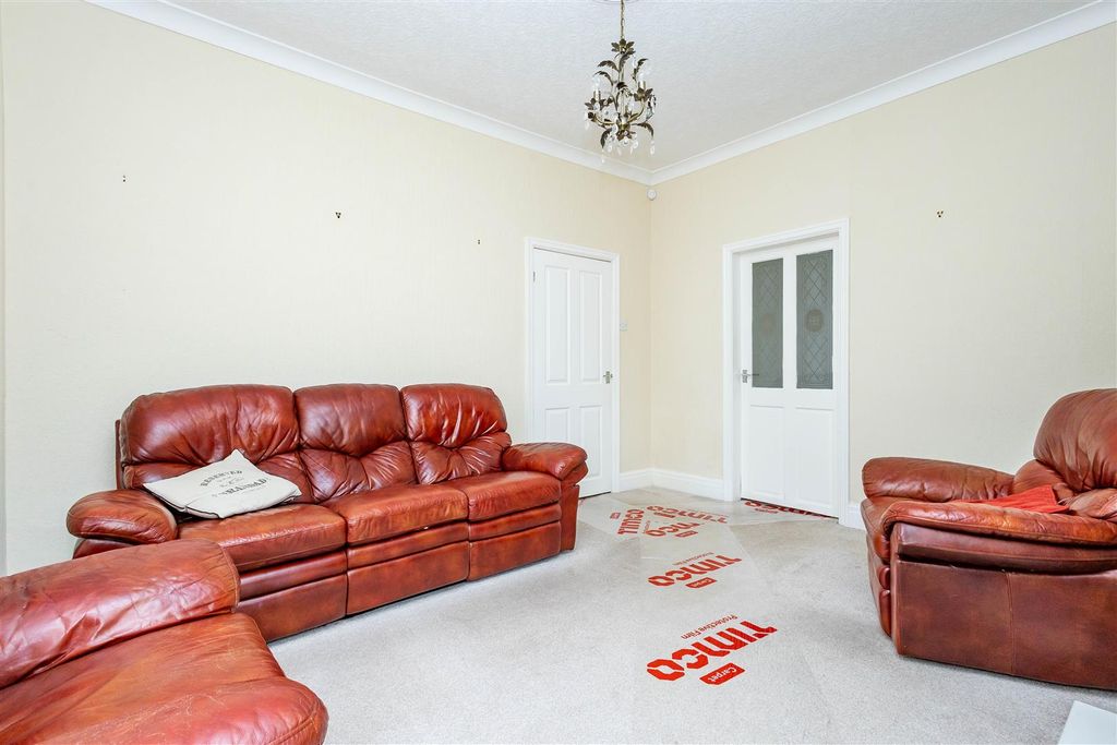 Property photo 2 of 18 Lounge