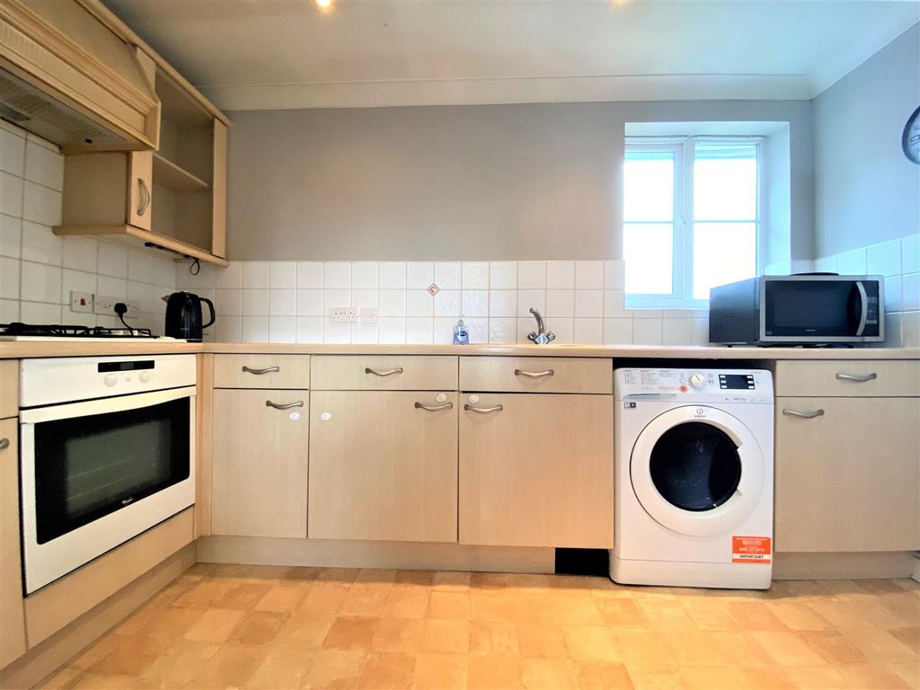 Property photo 3 of 10 Kitchen