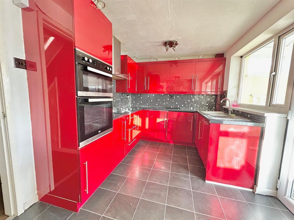 Property photo 3 of 11 Kitchen.Jpg