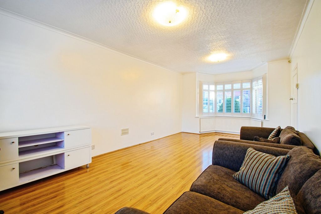 Property photo 3 of 20 Lounge