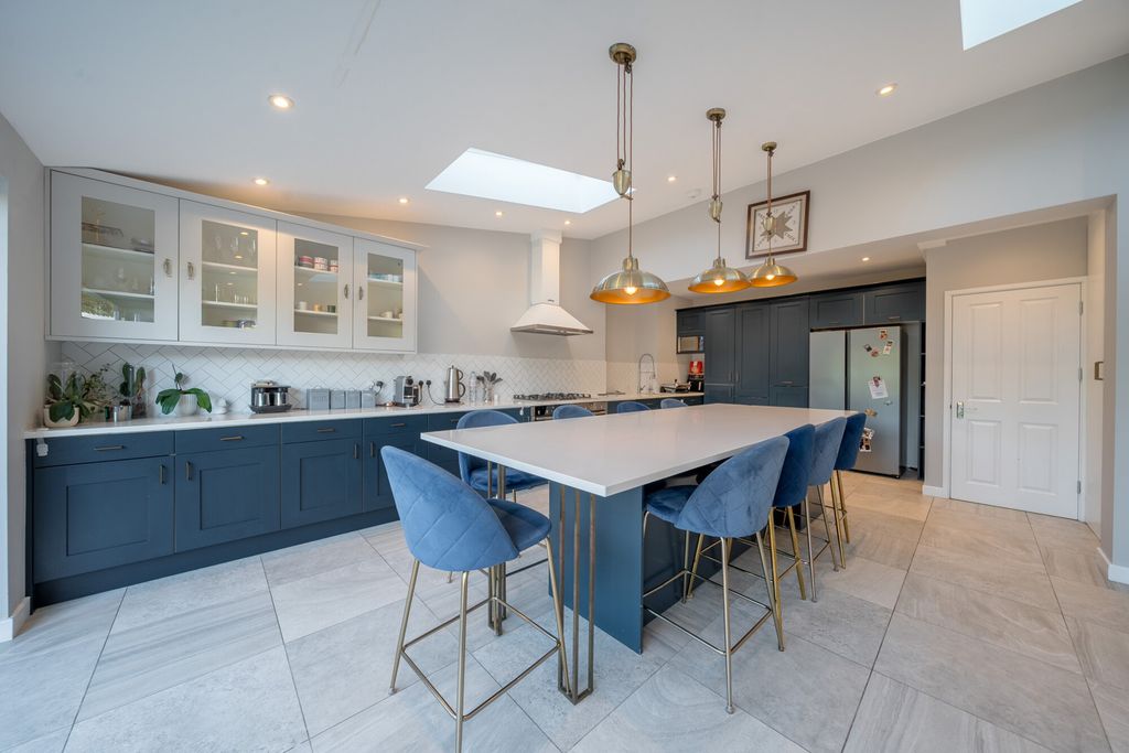 Property photo 2 of 41 1539986-17-6Ae221...