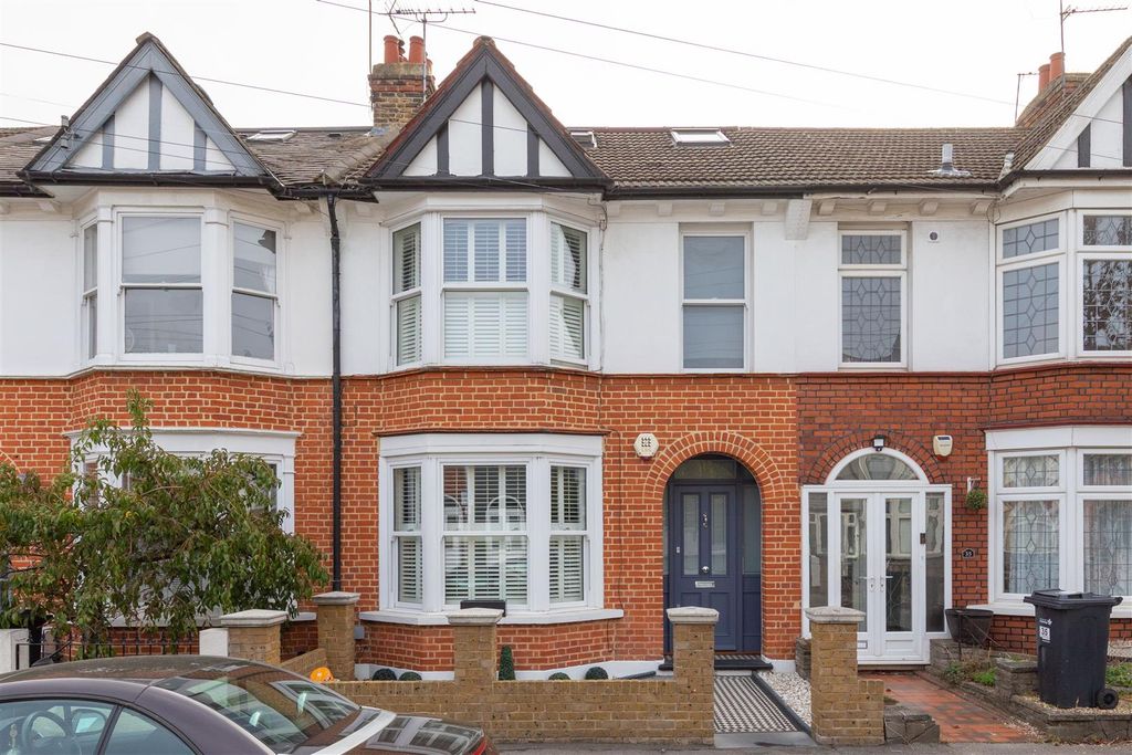 Property photo 1 of 51 Waverley Road, E18