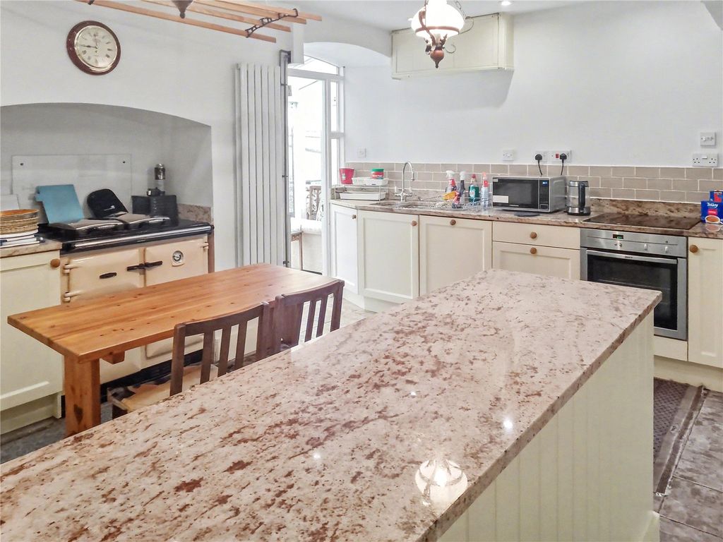 Property photo 2 of 25 Kitchen