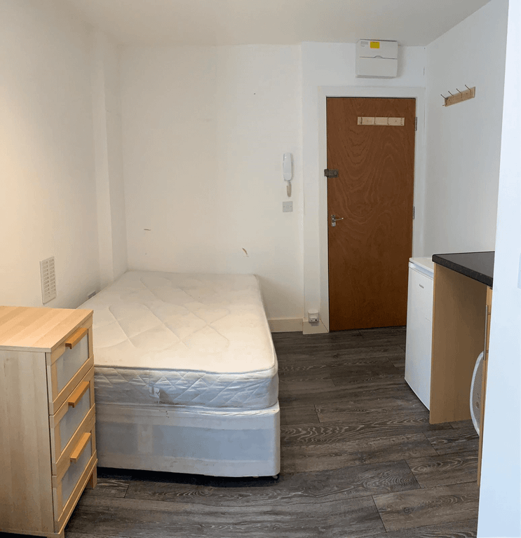 Property photo 1 of 4 Ensuite/Studio Room Close To Ilford Station - Ideal For Single Working Person