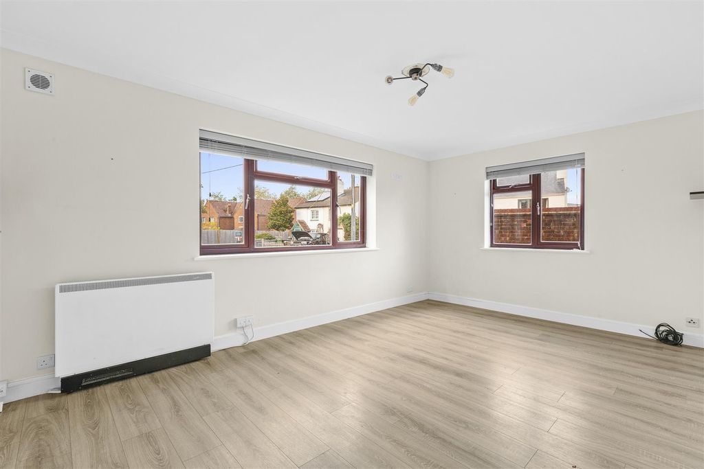 Property photo 3 of 10 1 Parsley Close, Hp22 5An-1.Jpg