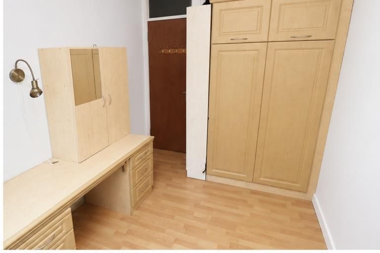 Property photo 2 of 10 Room_White_Walls_2.Jpg