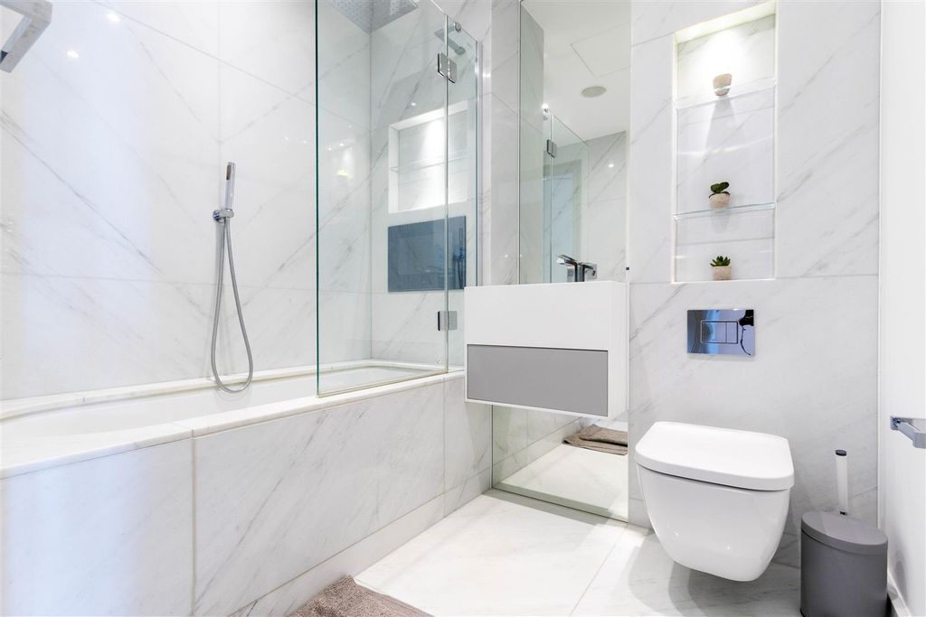 Property photo 2 of 7 Bathroom.Jpg
