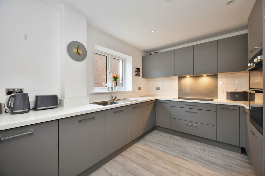 Property photo 2 of 27