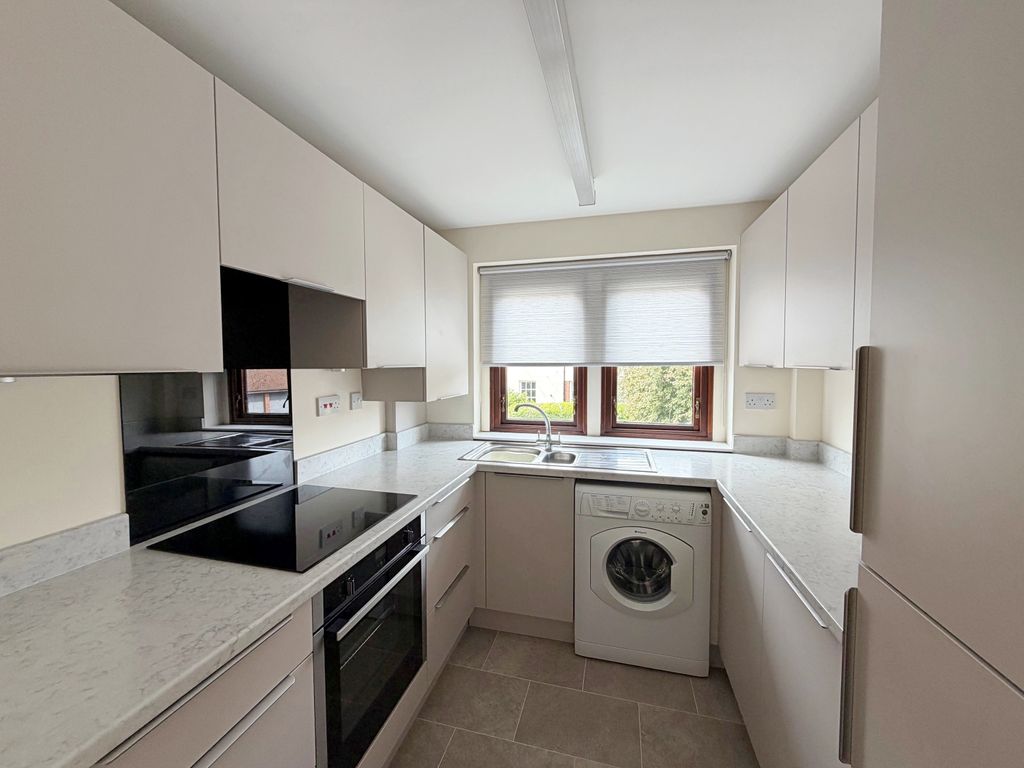 Property photo 3 of 12 Modern Re Fitted Kitchen