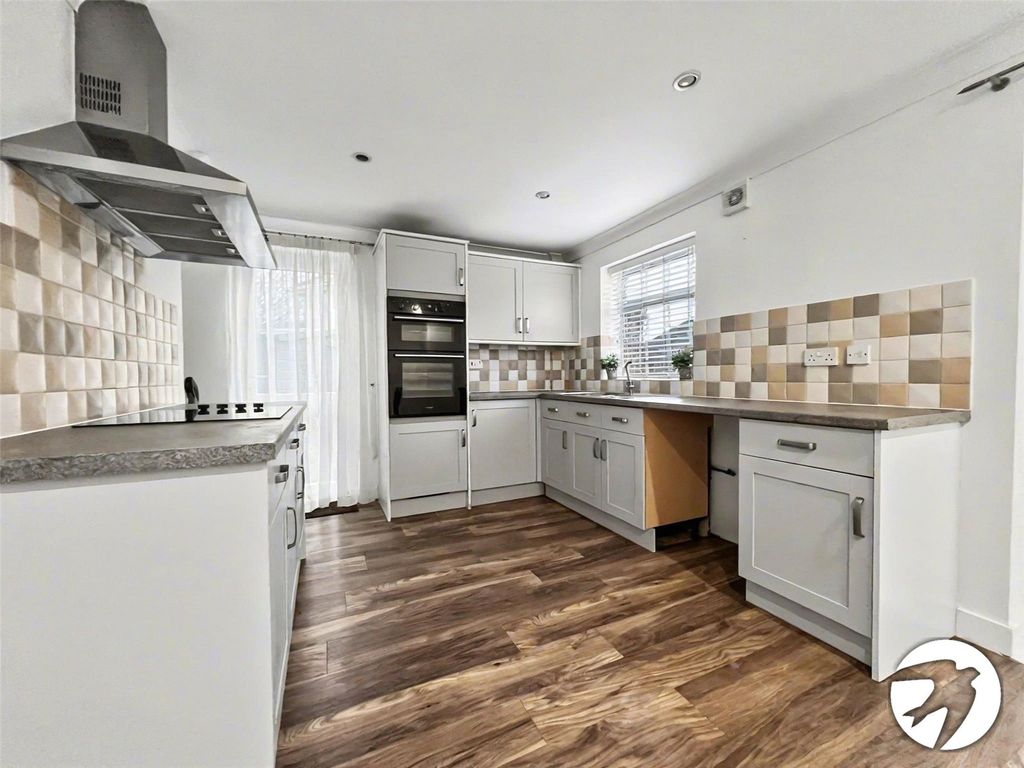 Property photo 2 of 11 Kitchen