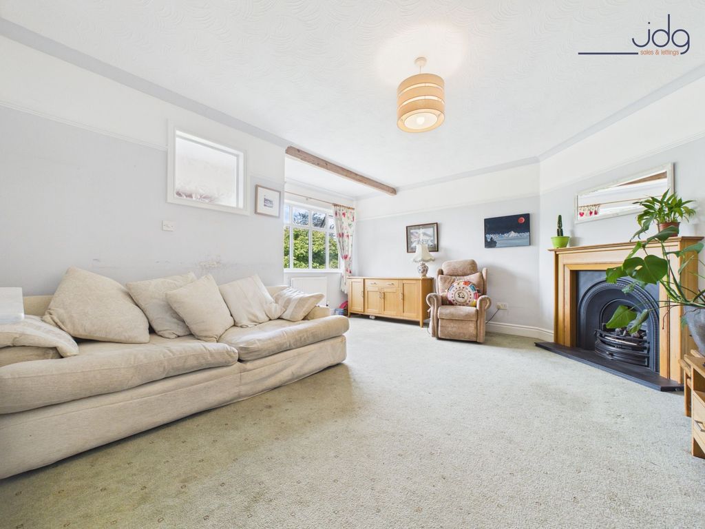 Property photo 3 of 16 Spacious Lounge