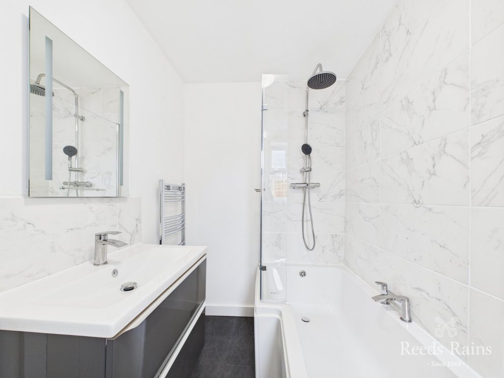 Property photo 3 of 23 Bathroom