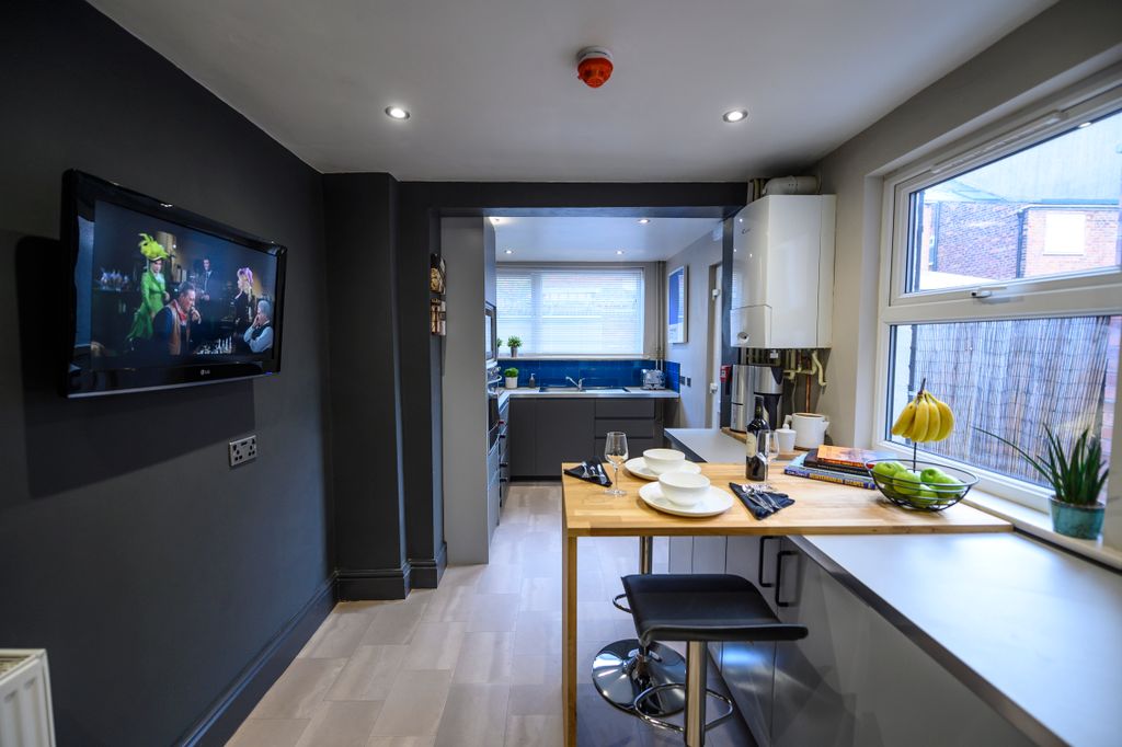 Property photo 3 of 8 Bedroom 1