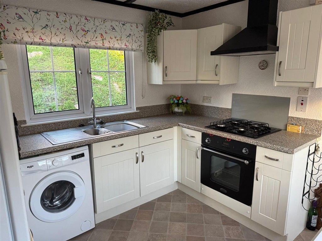 Property photo 3 of 8 Kitchen
