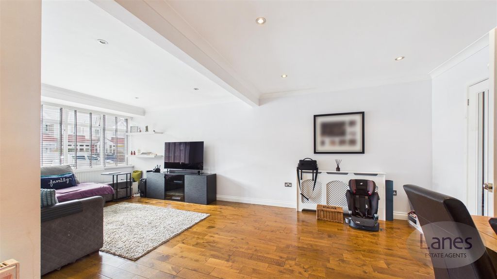 Property photo 3 of 16 Cam04248G0-Pr0176-Still007.Jpg