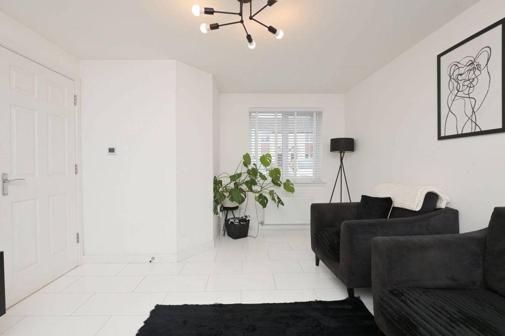 Property photo 3 of 28