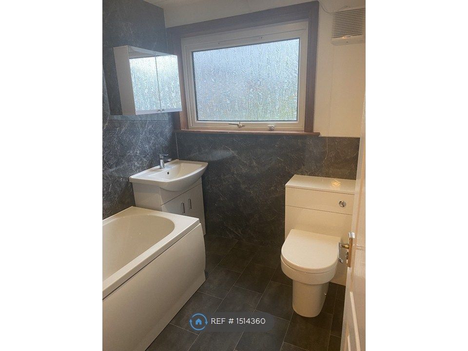 Property photo 2 of 18 Bathroom