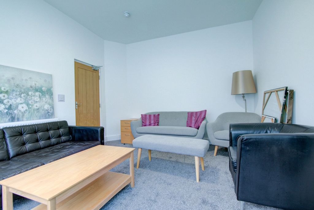 Property photo 3 of 9 Living Room