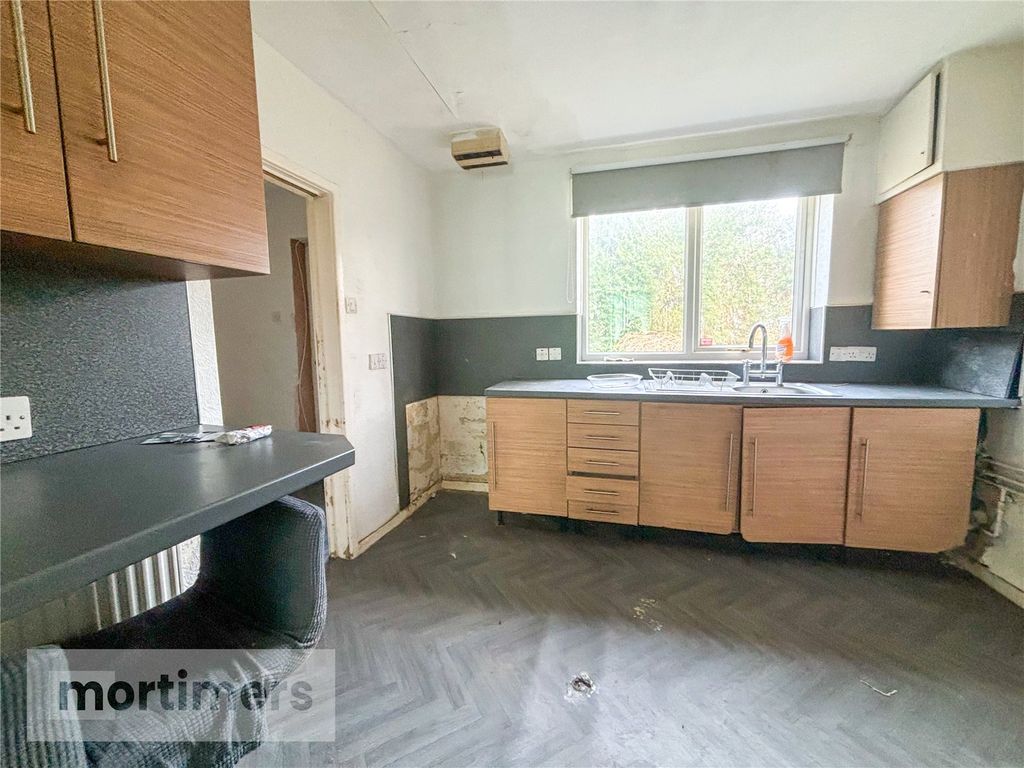 Property photo 3 of 12 Kitchen