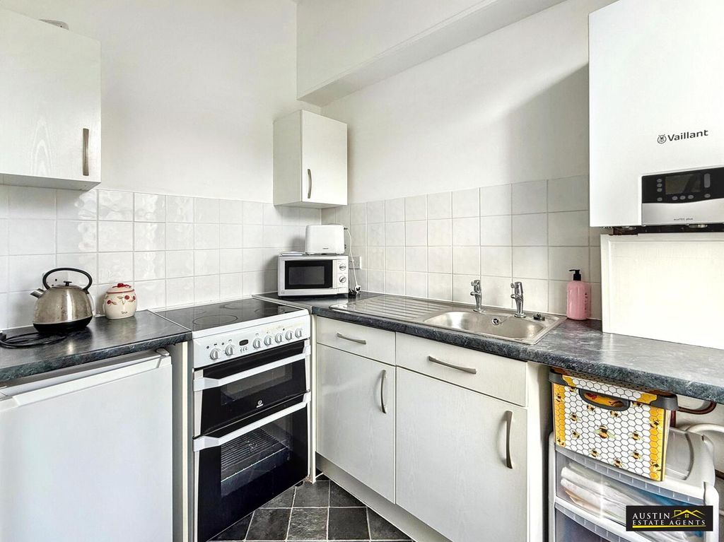 Property photo 3 of 8 Kitchen