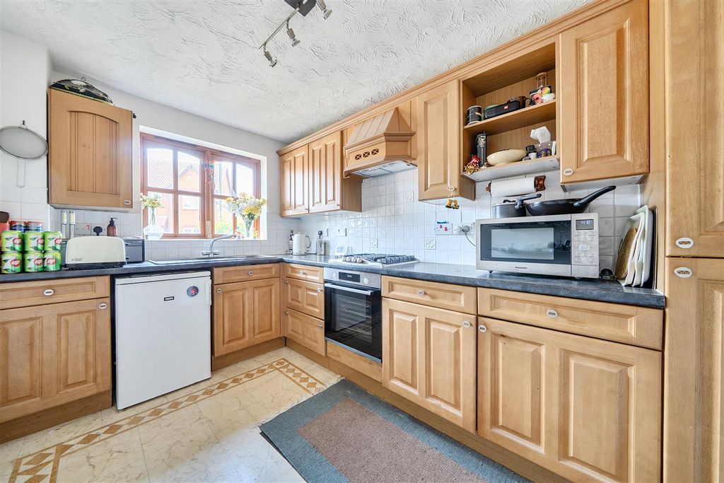 Property photo 3 of 19 Kitchen
