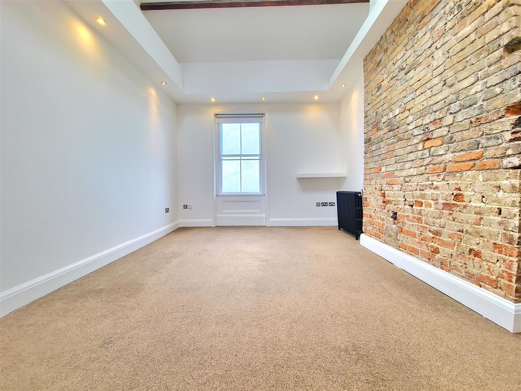 Property photo 3 of 18 Living Room