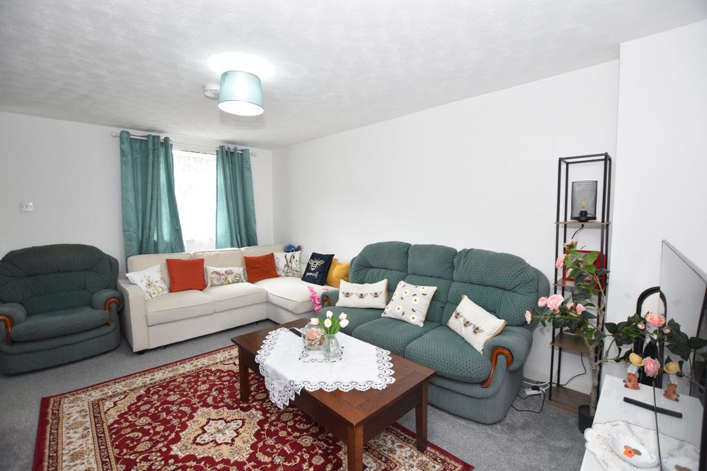 Property photo 3 of 13 Lounge