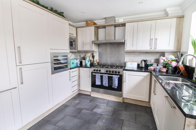 Property photo 3 of 17 Kitchen