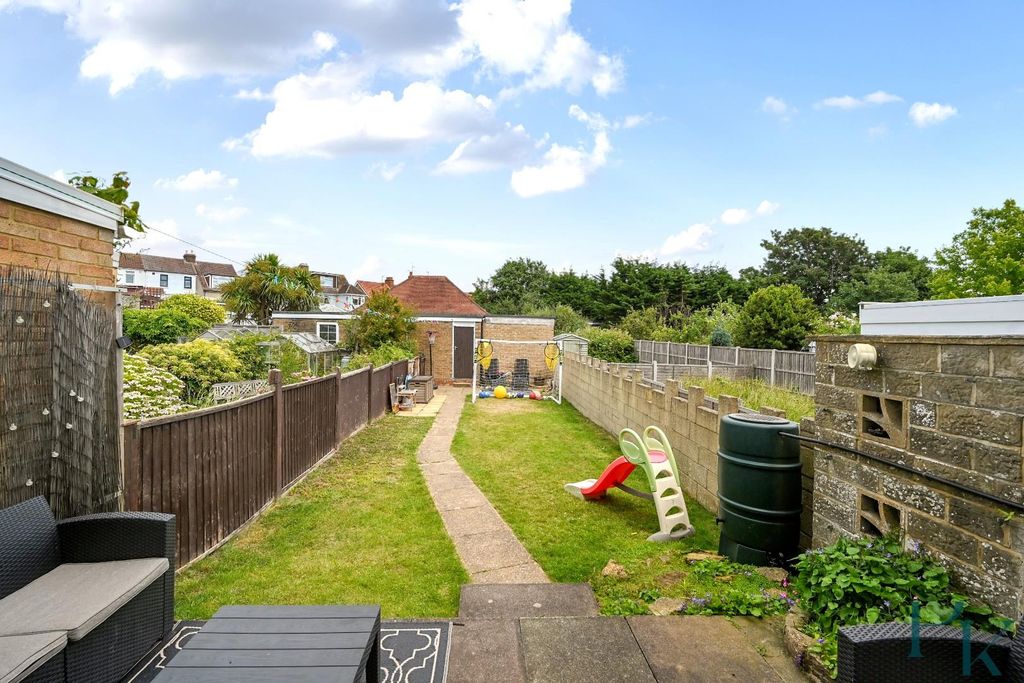 Property photo 2 of 17 90-Cross-Road-Southwick-Bn42 (3).Jpg