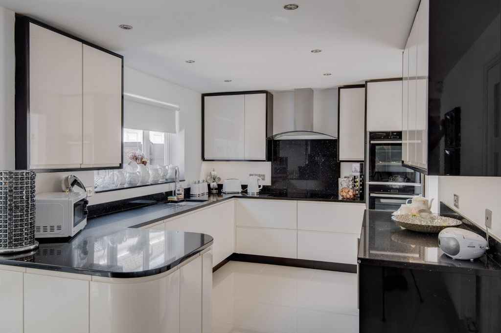 Property photo 3 of 24 Picture No. 07