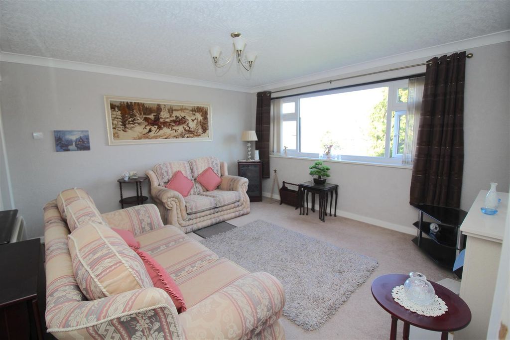 Property photo 2 of 9 Lounge