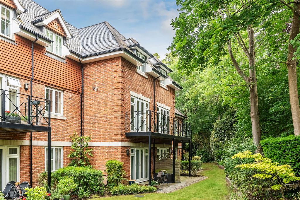 1 bed flat for saleWarren Court, Leatherhead Road, Ashtead KT21