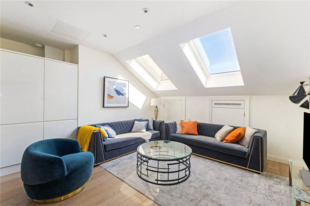 Property photo 1 of 7 Living Room