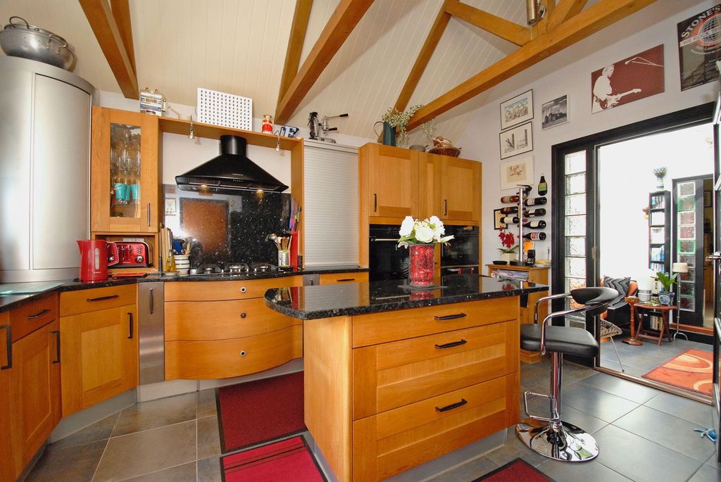 Property photo 3 of 23