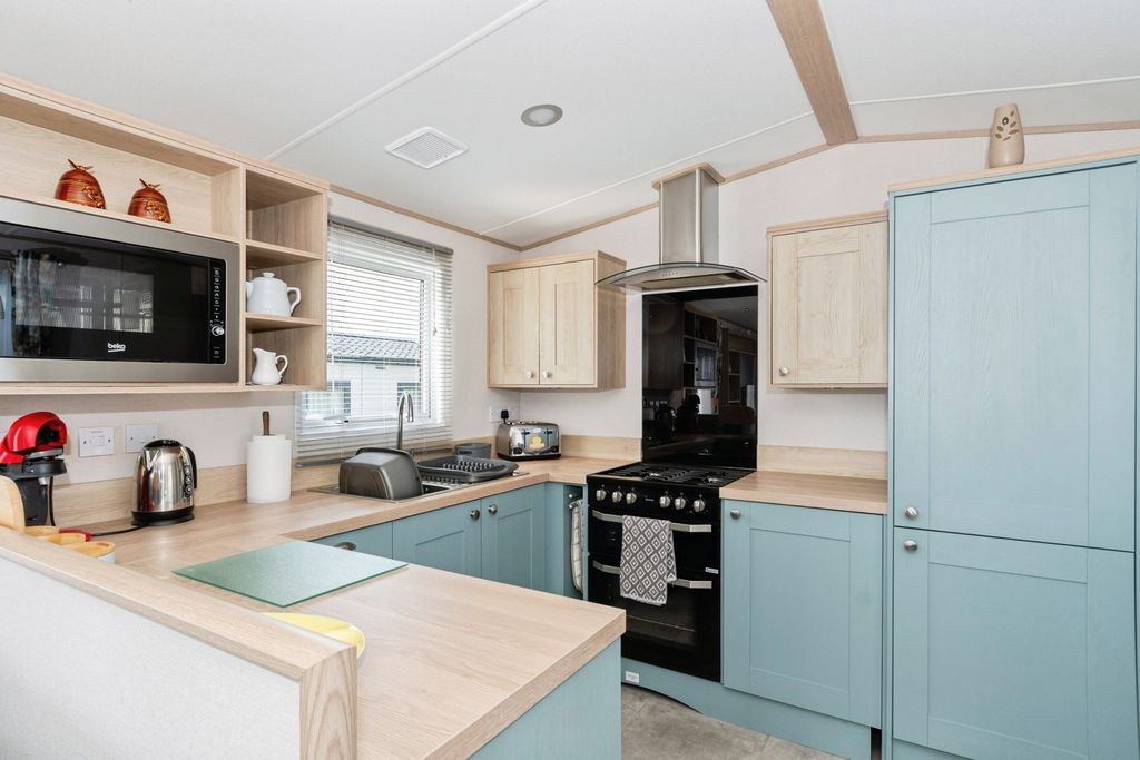 Property photo 3 of 17 Kitchen