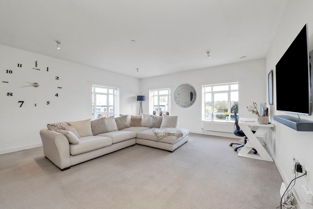 Property photo 2 of 18 Sitting Room