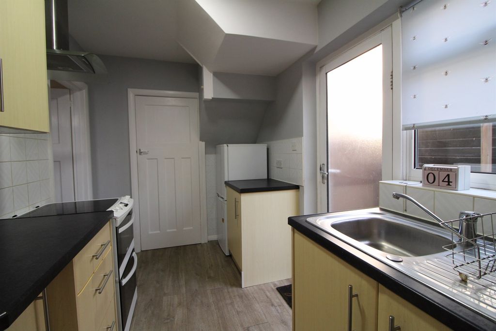 Property photo 3 of 6 Kitchen