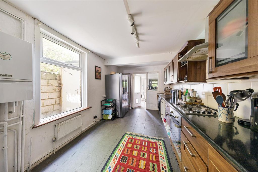 Property photo 3 of 27 Capworth Street, E10