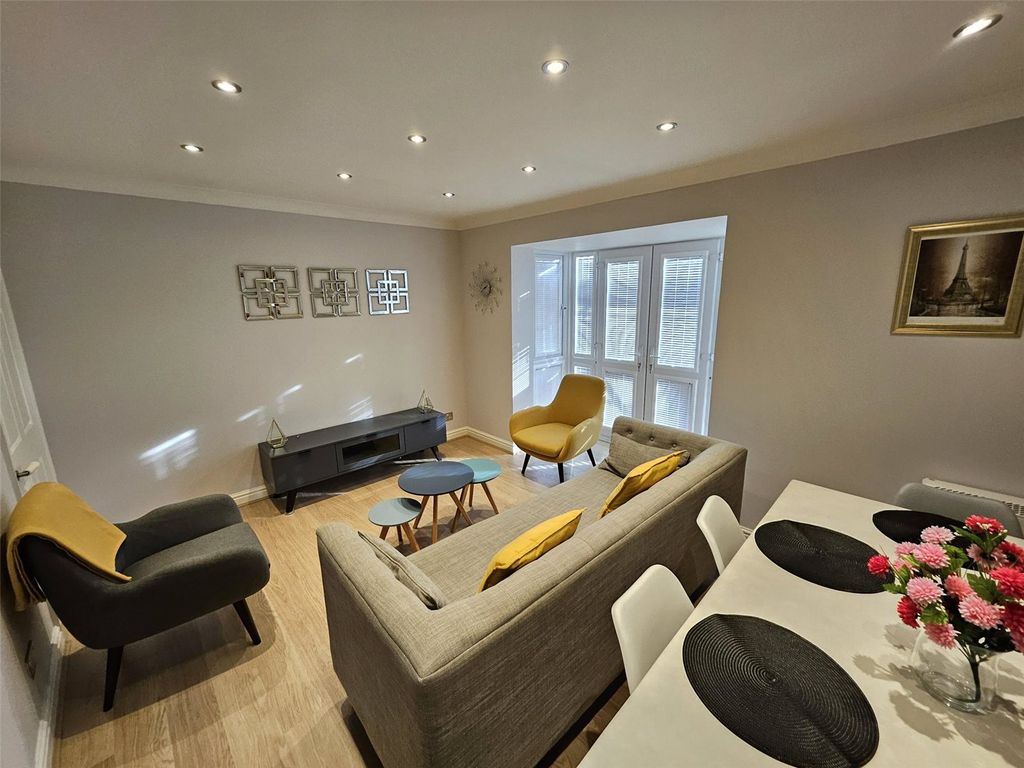 Property photo 1 of 9 Lounge