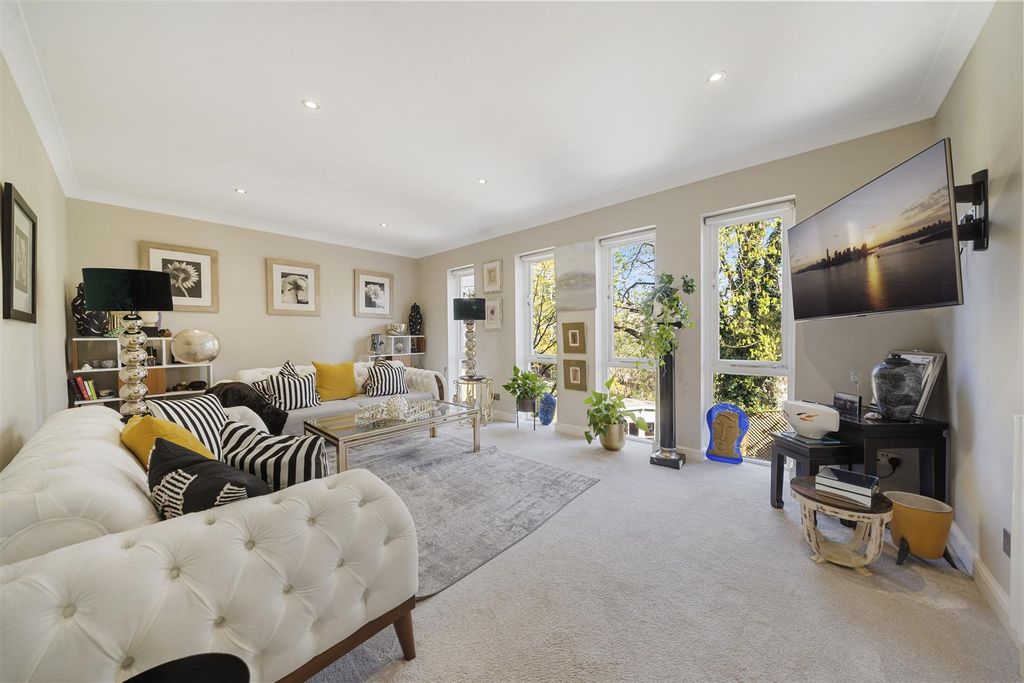 Property photo 3 of 11 Spencer Walk-No Watermark-6.Jpg